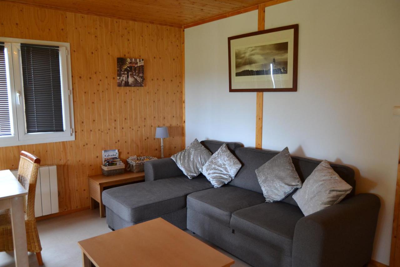 Beautiful Lake View 3 Bedroom Chalet. Saint-Manvieu-Bocage Exteriör bild